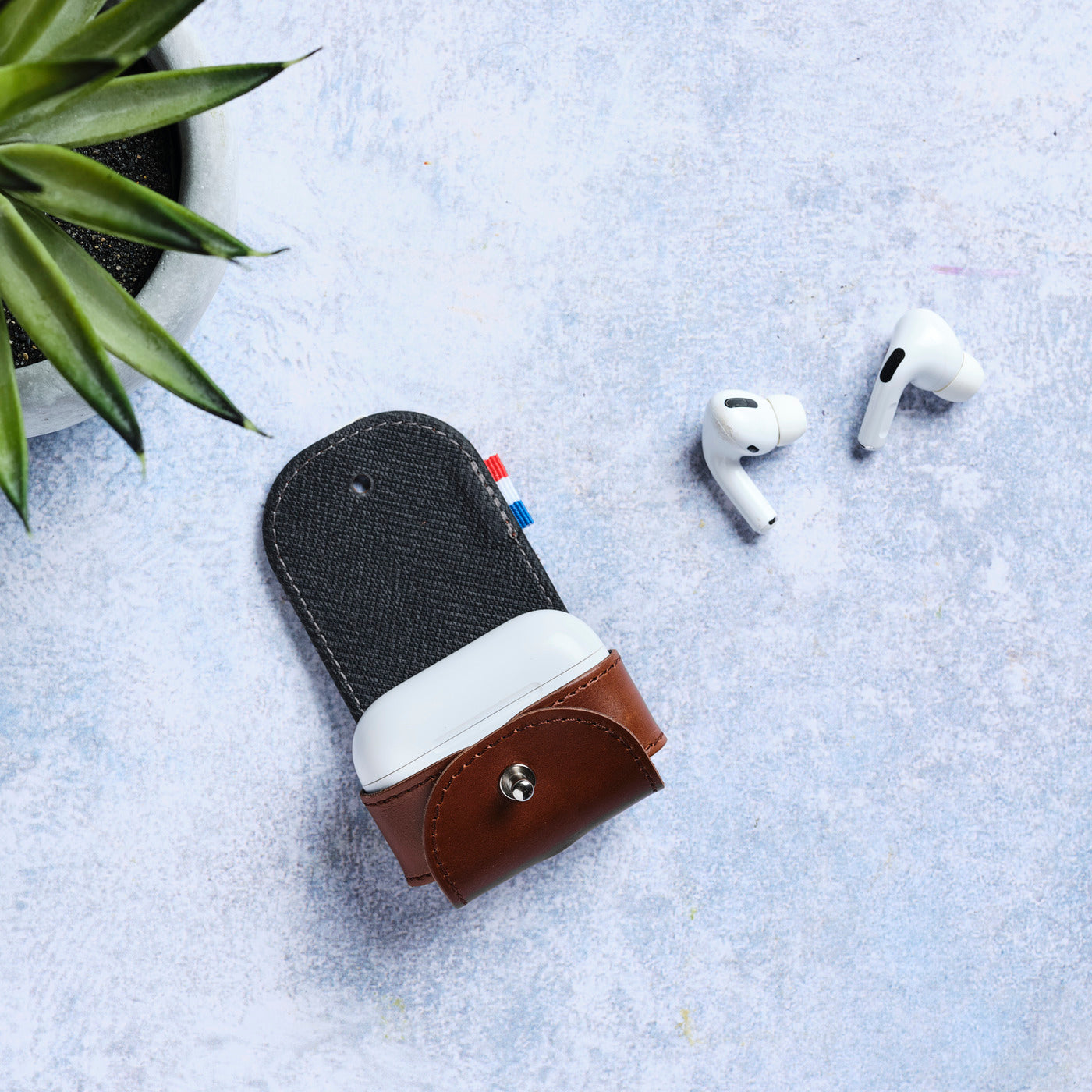 THIB - Étui AirPods Pro en cuir patiné - Chocolat
