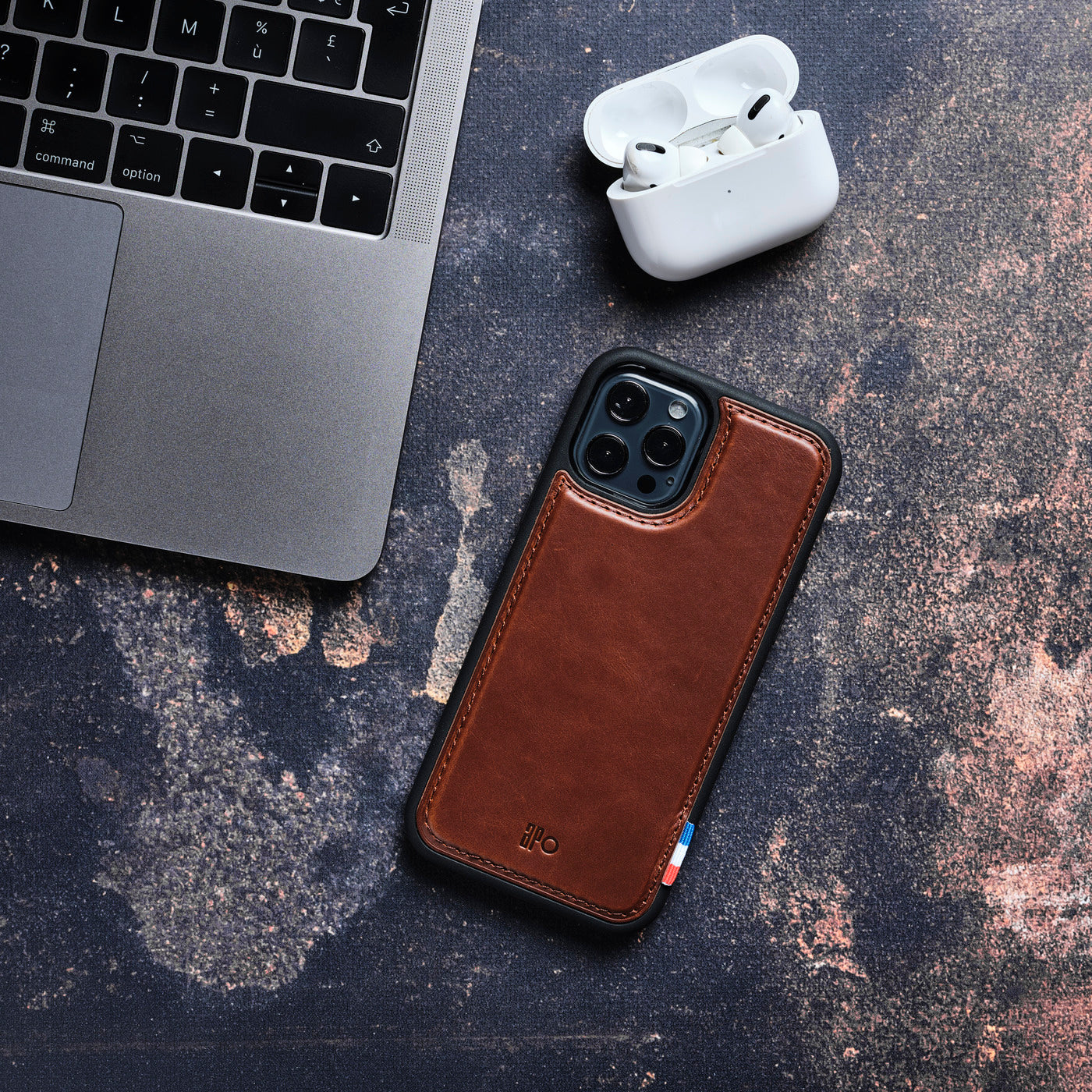 SAM - Coque iPhone 12 / 12 Pro en cuir patiné - Chocolat