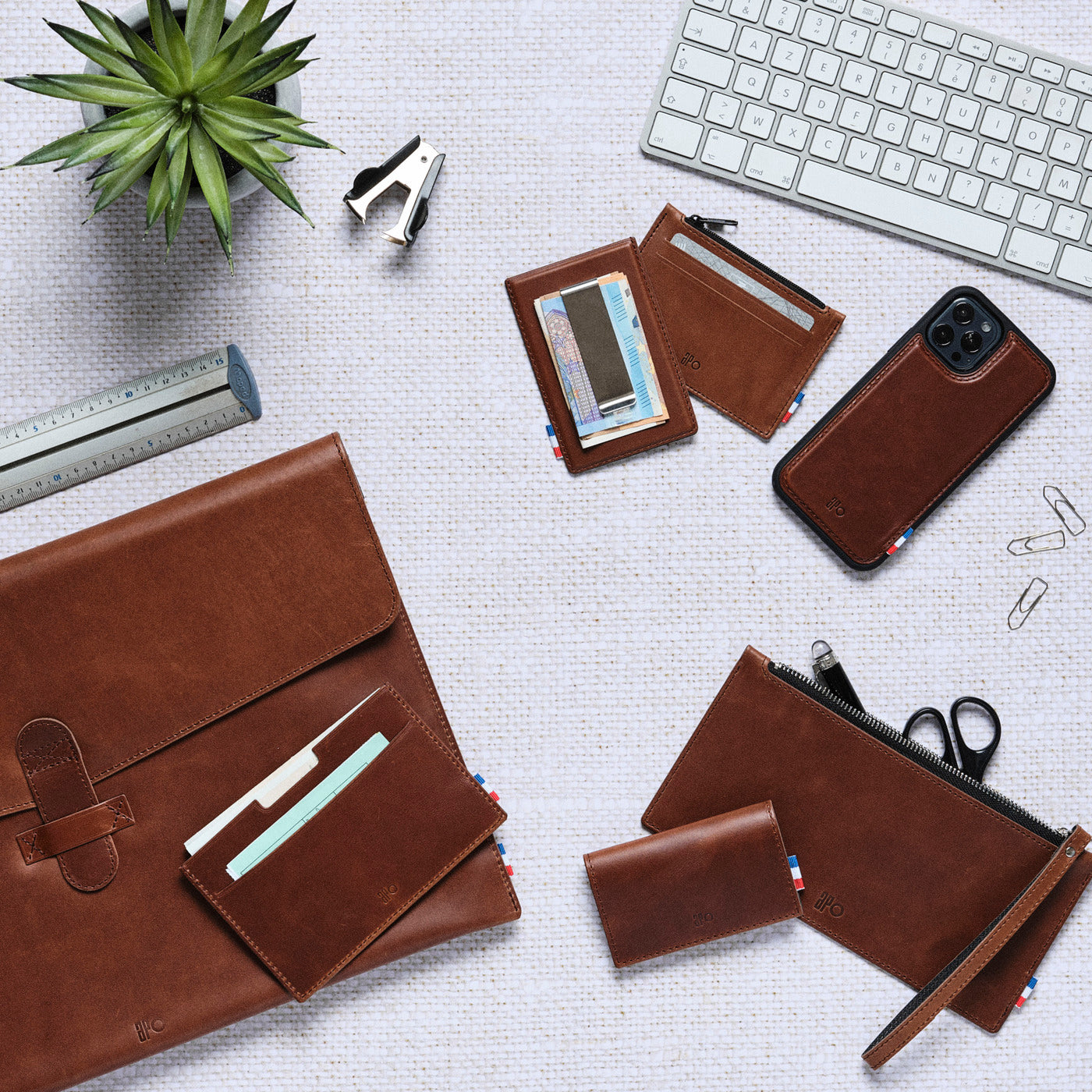 SAM - Coque iPhone 12 / 12 Pro en cuir patiné - Chocolat