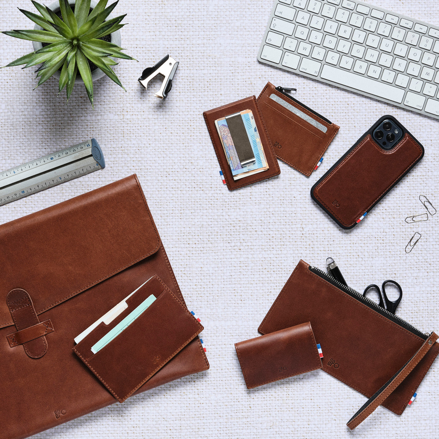 JON - Porte-papiers véhicule en cuir patiné - Chocolat