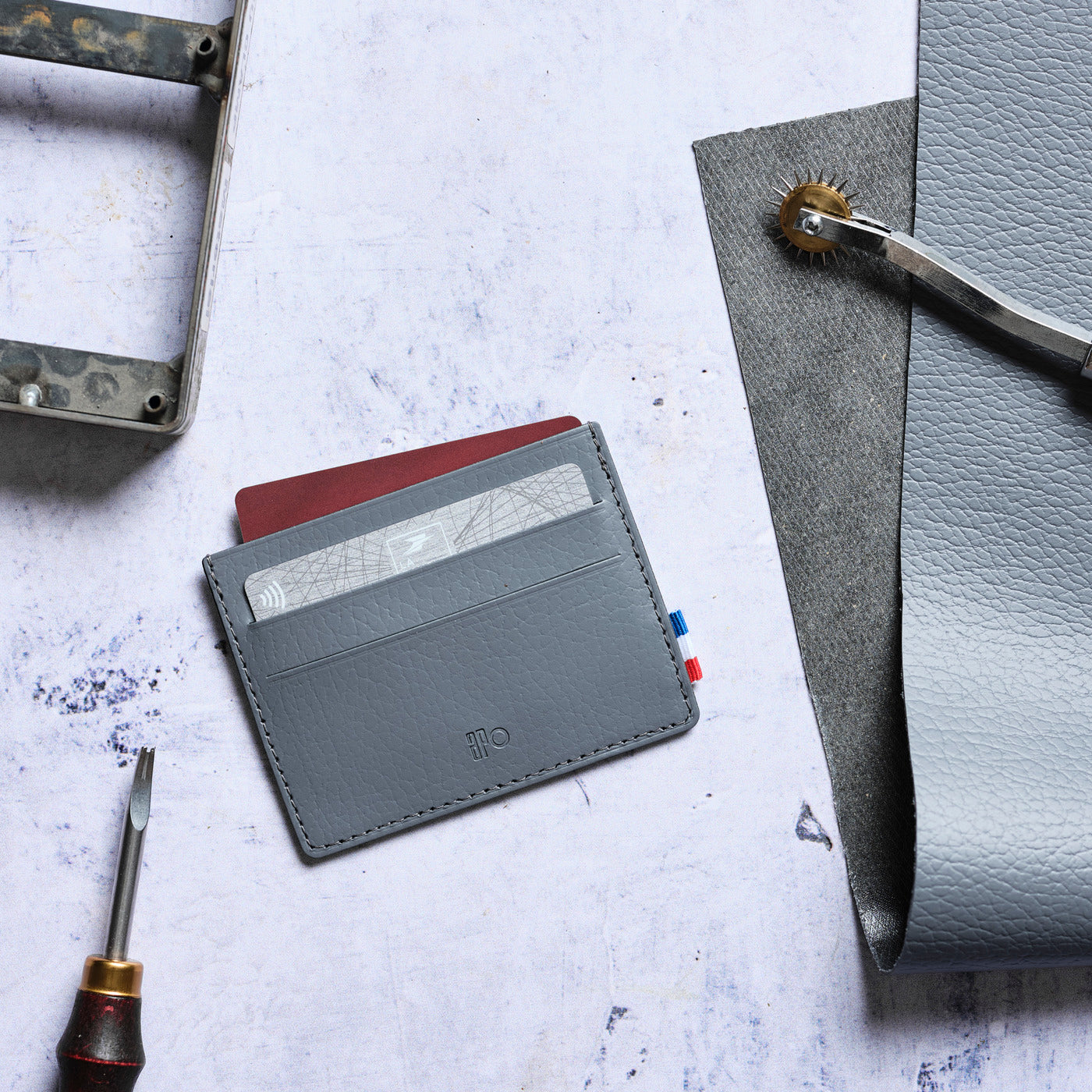 GUS - Porte-cartes horizontal en cuir recyclé - Gris
