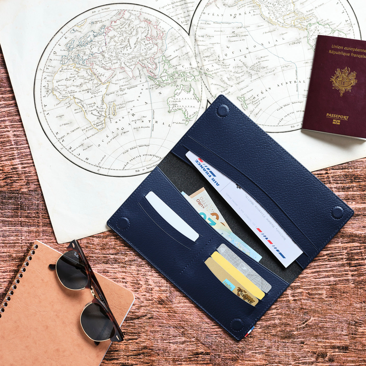 VIC - Portefeuille de voyage et porte-chéquier en cuir recyclé - Bleu