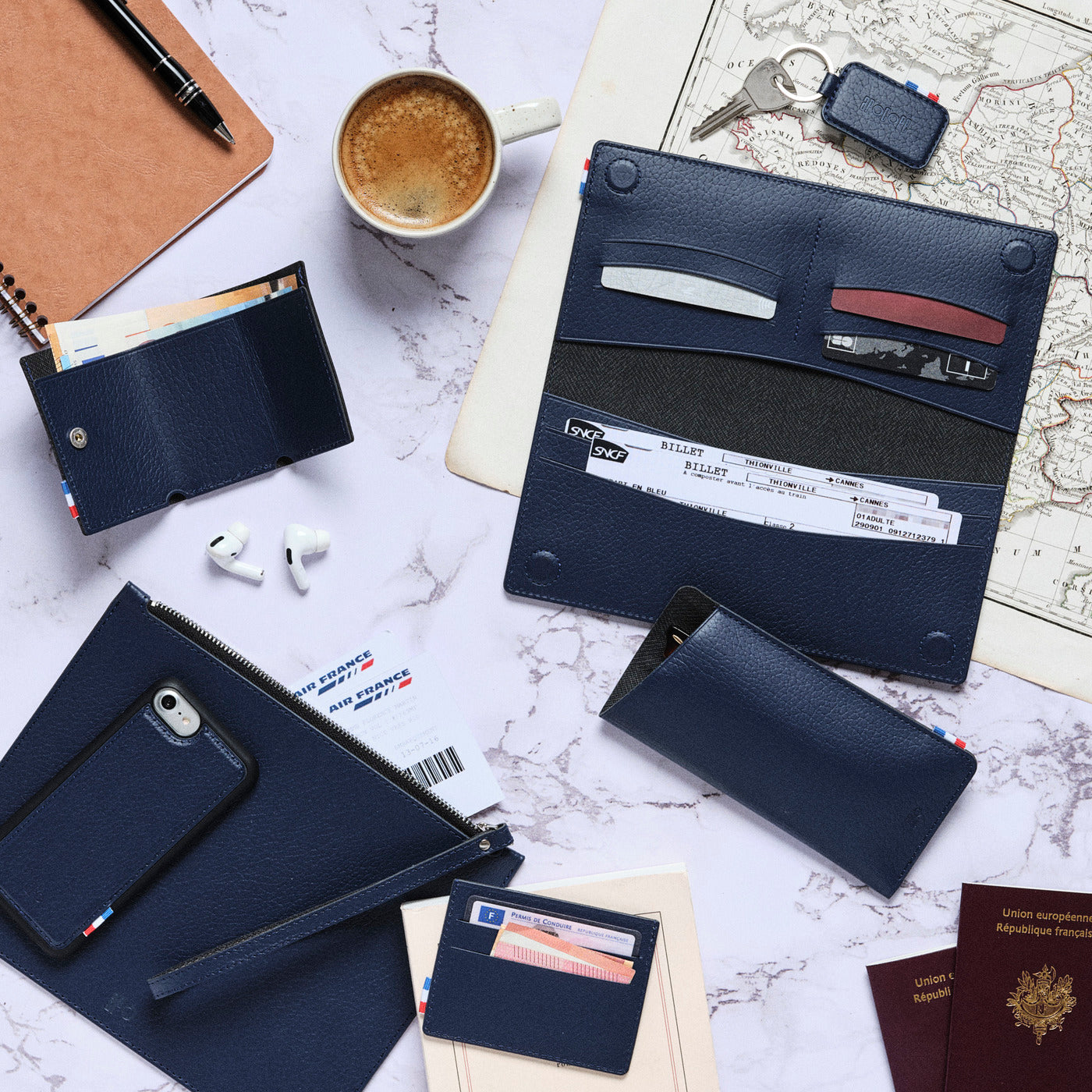 VIC - Portefeuille de voyage et porte-chéquier en cuir recyclé - Bleu