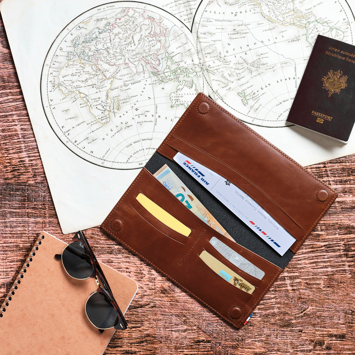 VIC - Portefeuille de voyage et porte-chéquier en cuir patiné - Chocolat