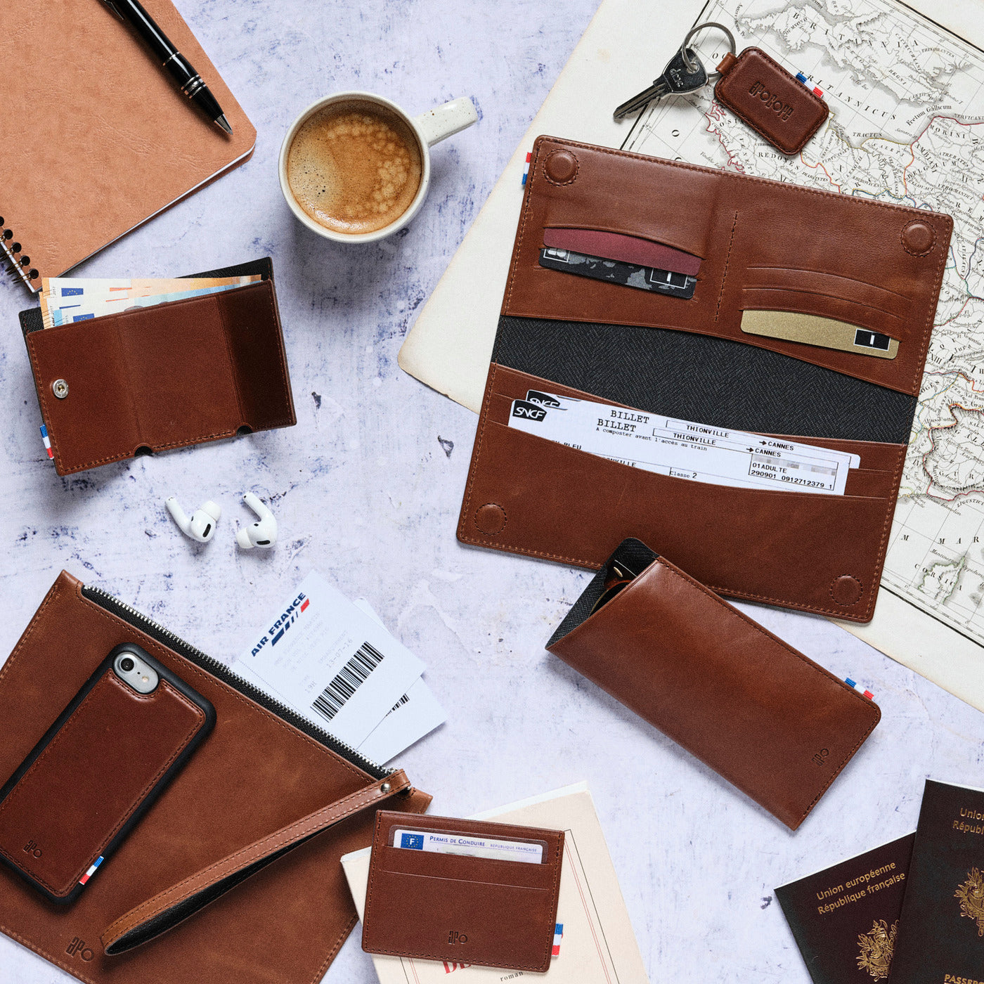 VIC - Portefeuille de voyage et porte-chéquier en cuir patiné - Chocolat