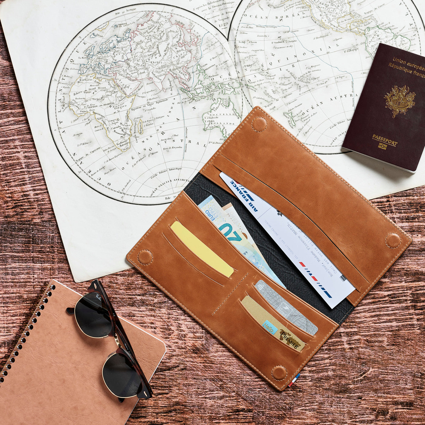 VIC - Portefeuille de voyage et porte-chéquier en cuir patiné - Cognac