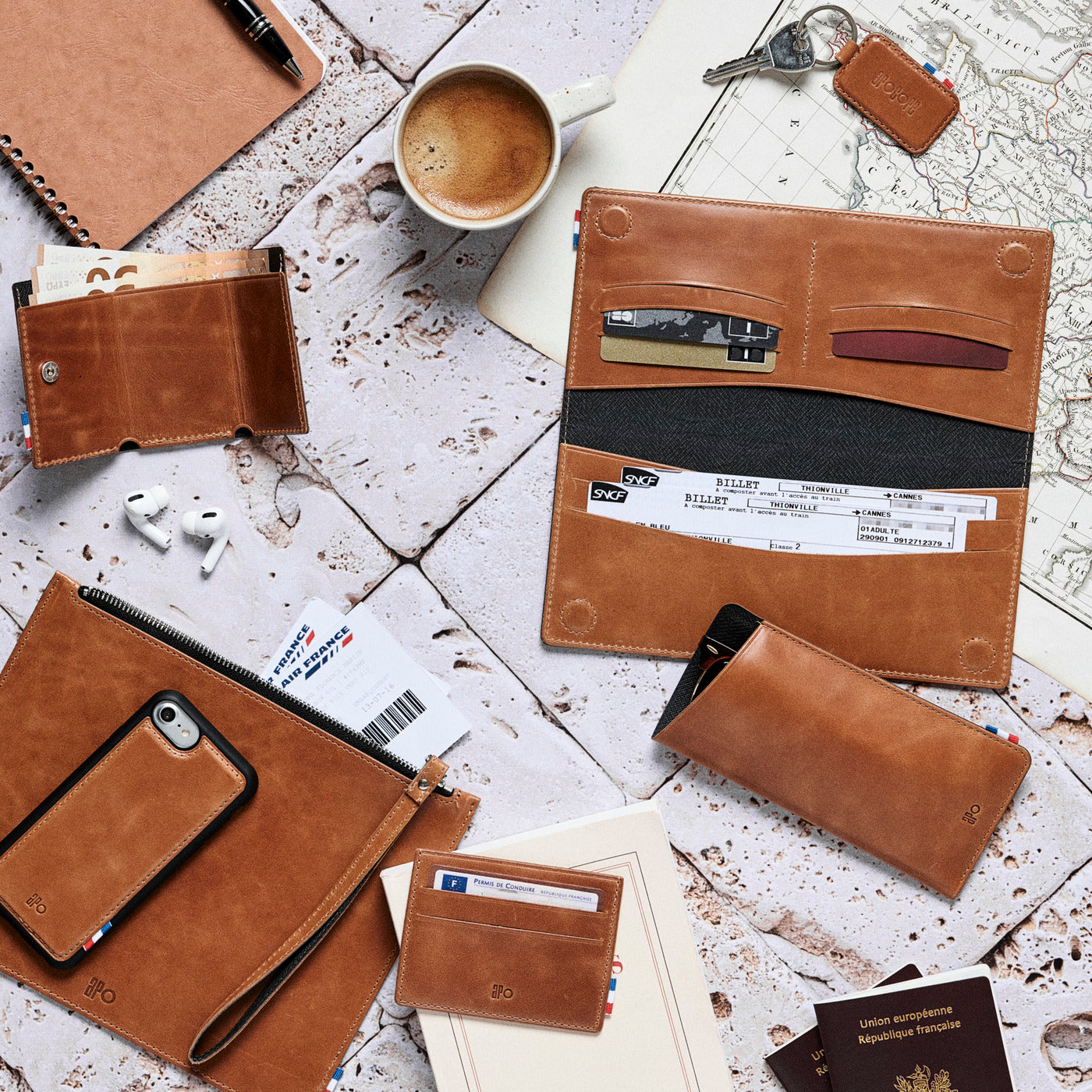 VIC - Portefeuille de voyage et porte-chéquier en cuir patiné - Cognac