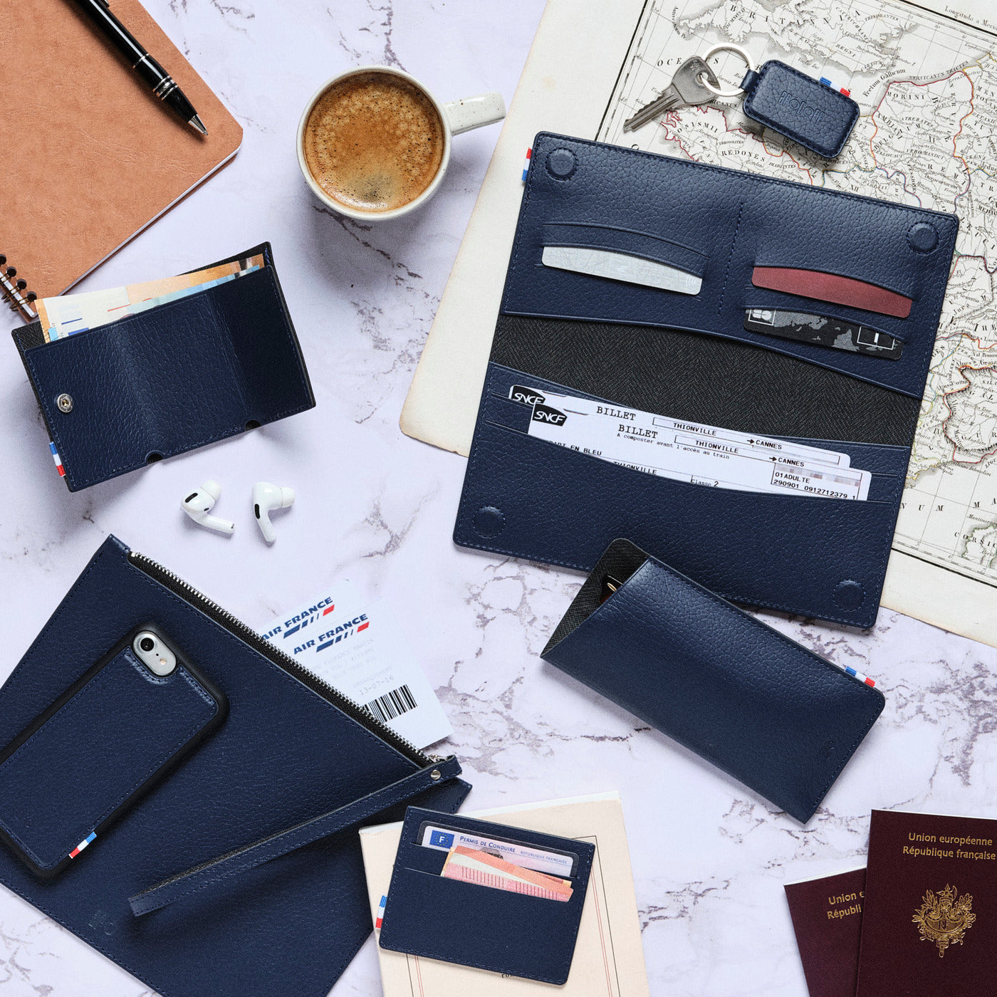 ALEX - Pochette en cuir recyclé - Bleu