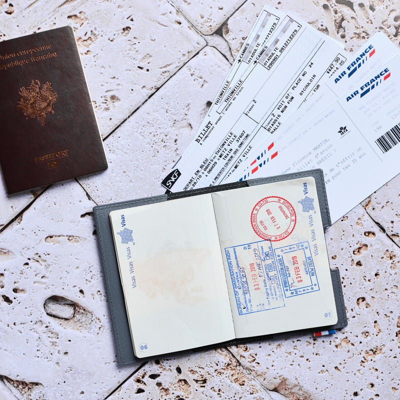 FAB - Porte-passeport en cuir recyclé - Gris